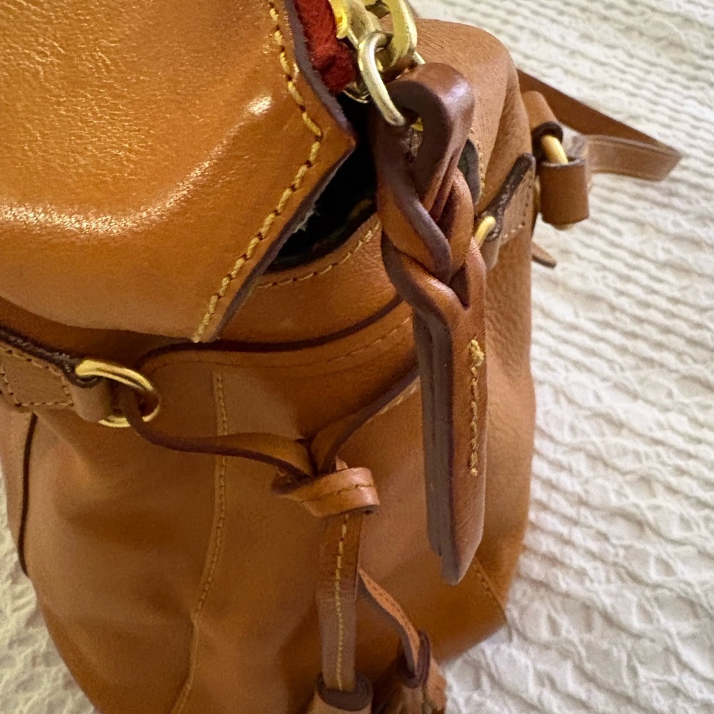 Elegant Tan Leather Handbag - Picture 4 of 8